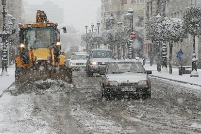 Una pala recoge nieve en la calle Vitoria de la capital burgalesa, en una imagen de archivo.-RAÚL G. OCHOA