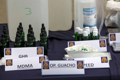 La Policía Nacional muestra la droga incautada a dos grupos organizados en Burgos y Miranda. TOMÁS ALONSO