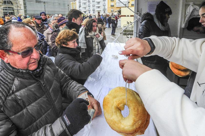 Los panes de San Lesmes se vendieron ayer a un euro el salado y 1,20 euros el dulce y hubo colas para no quedarse sin ellos.-ISRAEL L. MURILLO