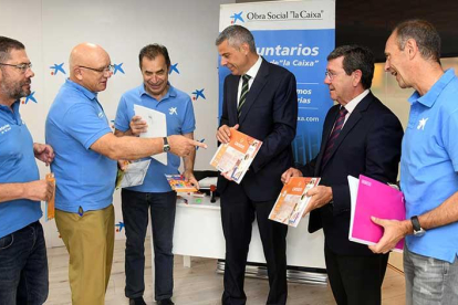 Algunos de los voluntarios mostraron a Rico y Benhamou los objetos que componen el material escolar del kit.-R. O.