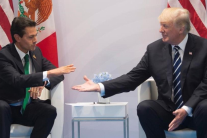 El presidente de México, Enrique Peña Nieto, y el de EEUU, Donald Trump, durante la reunión bilateral que han mantenido en el G20 de Hamburgo.-SAUL LOEB