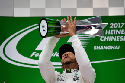 Hamilton, en el podio de Shanghái, tras ganar este domingo el GP de F-1 de China.-AFP