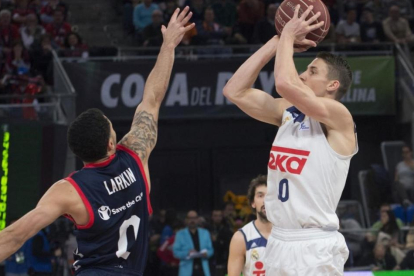 El madridista Carroll lanza a canasta en presencia del base de Baskonia, Larkin-JOSE RAMÓN GÓMEZ / EFE