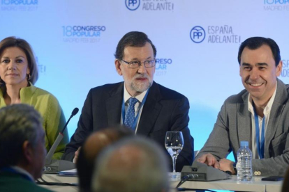 El líder del PP, Mariano Rajoy, con Dolores de Cospedal y Fernando Martínez-Maillo este domingo en el congreso del PP.-FERNANDO VILLAR