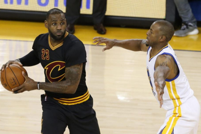LeBron James trata de supera a Andre Iguodala, en el quinto partido de las finales de la NBA entre Cavaliers y Warriors, el lunes en Oakland.-EPA / JOHN G. MABANGLO
