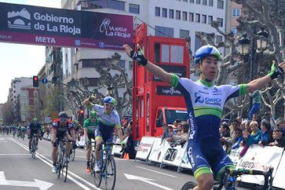 Los Orica celebran la victoria con Carlos Barbero al fondo.-