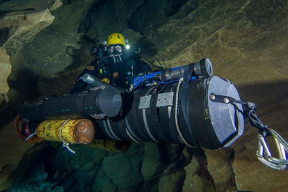 Uno de los miembros de la expedición bucea en el interior del Pozo Azul.-PETER GOOSENS (FACEBOOK POZO AZUL 2014)
