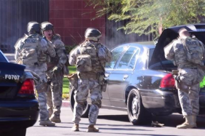 Un equipo del SWAT llega a la escena del tiroteo en San Bernardino, California.-AP / DOUG SAUNDERS