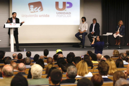 El candidato a la Presidencia del Gobierno por Unidad Popular, Alberto Garzón, participa en un acto público en la capital leonesa. Le acompañan el coordinador de Izquierda Unida en Castilla y León, José María González, y el procurador de IU-Equo en las Co-Ical