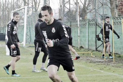 Carlos Álvarez durante un entrenamiento con el Racing de Santander.-vavel.com