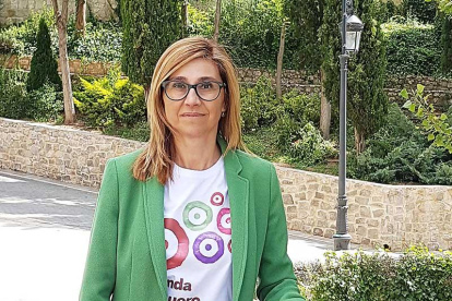 La alcaldesa posa con una camiseta en favor de la candidatura arandina a Ciudad Europea del Vino.-L. V.