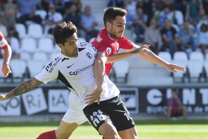 Pisculichi protege el esférico ante el acoso de un jugador del Salamanca el pasado domingo en Liga.-I. L. Murillo