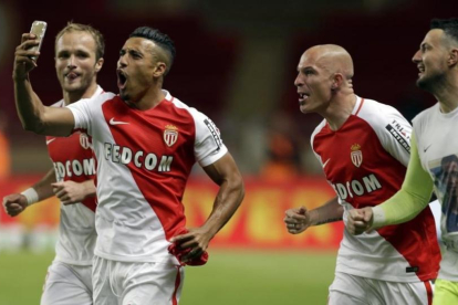 Los jugadores del Mónaco celebran el título liguero.-AP / CLAUDE PARIS
