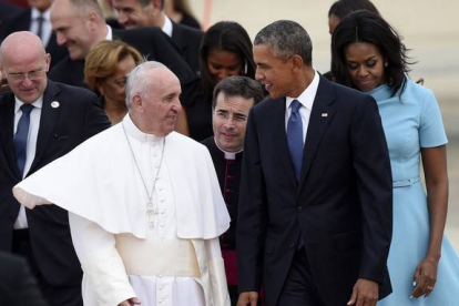 El papa Francisco habla con Barack Obama a su llegad a la base de Andrews, este martes.-AP / SUSAN WALSH