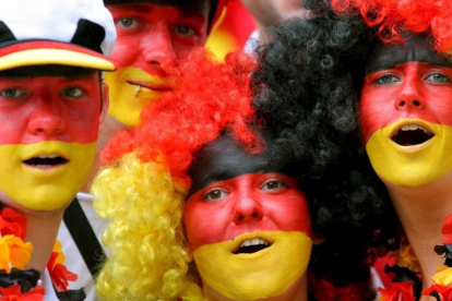 Aficionados alemanes animan a su seleccion en un partido de fútbol.-/ EFE / ARNE DEDERT