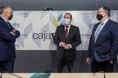 José María Calzada, Ramón Sobremonte y Pablo Arranz charlan antes de la presentación del Boletín en la sede de Cajaviva. SANTI OTERO