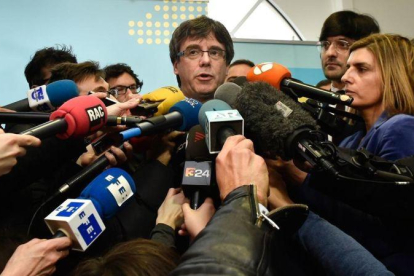El expresident Carles Puigdemont atiende a los medios, el pasado 24 de enero en Bruselas.-JOHN THYS (AFP)