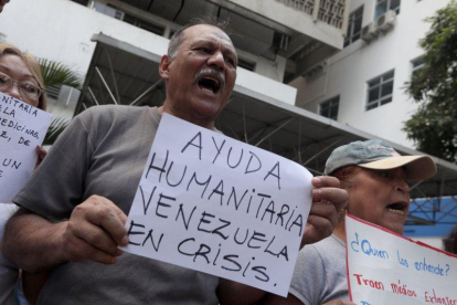 Ciudadanos venezolanos protestas y piden ayuda humanitaria.-EFE