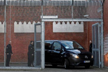 El vehículo que traslada a Puigdemont llega a la prisión de Neumünster.-REUTERS / FABIAN BIMMER