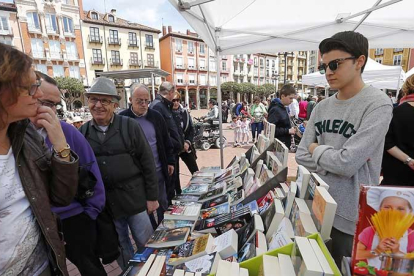 Las librerías saldrán a la calle el domingo con descuentos del 10%, talleres y venta de flores.-Raúl Ochoa