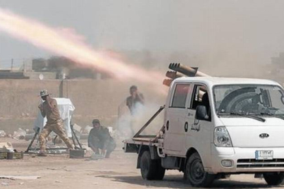 Milicianos chiís disparan proyectiles contra posiciones yihadistas en el norte de Irak.-Foto: AP