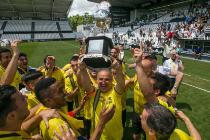 Edu Vélez, leyenda del fútbol burgalés, levanta el trofeo junto a sus compañeros del Trompas Range Rover. TOMÁS ALONSO