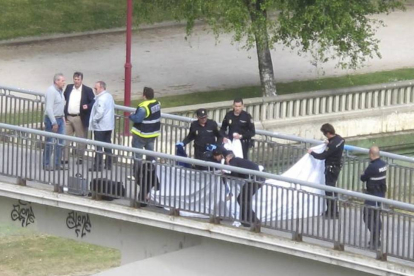 La policía nacional, el 12 de mayo, inspecciona la pasarela donde fue asesinada Carrasco, instantes después del crimen. ICAL-El Mundo