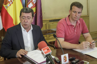 César Rico (izquierda) junto al portavoz de la Diputación, Borja Suárez.-SANTI OTERO