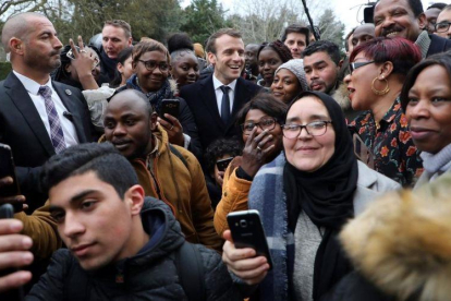 Macron, rodeado de vecinos de Evry-Courcouronnes.-REUTERS / LUDOVIC MARIN