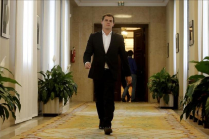 El presidente de Ciudadanos, Albert Rivera, en uno de los pasillos del Congreso antes de que se disolvieran las Cortes.-JOSE LUIS ROCA