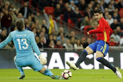 Morata remata ante Heaton durante el Inglaterra-España en Wembley.-EFE / JUAN CARLOS HIDALGO