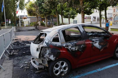 Coche quemados después de la segunda noche de altercados por la muerte de un joven en Val d'Oise, suburbio en el norte de París.-THOMAS SAMSON / AFP