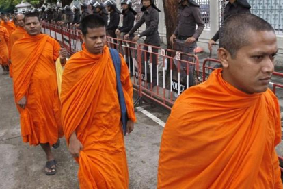 Un grupo de monjes budistas durante una manifestación pacífica de septiembre frente a la Asamblea Nacional tailandesa en Bangkok.-EFE / BARBARA WALTON