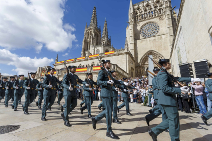 Celebración del Día del Pilar, patrona de la Guardia Civil, en la plaza del Rey San Fernando. SANTI OTERO
