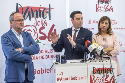 Pedro Alonso y Nuria Barrio acompañan a Daniel de la Rosa en la presentación de la lista.-SANTI OTERO