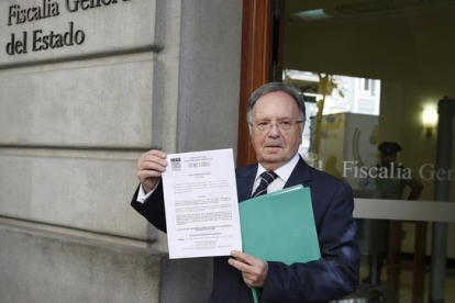 El secretario general de Manos Limpias, Miguel Bernard, en las puertas de la fiscalía con la querella contra Mas en las manos.-
