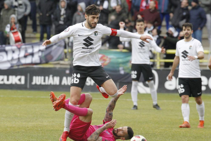 Andrés supera a un contrario en el choque ante la Ponferradina.-SANTI OTERO