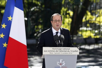 Hollande, durante su discurso en la ceremonia de homenaje a las víctimas del atentado del Paseo de los Ingleses, en Niza, este sábado.-EFE / SEBASTIEN NOGIER