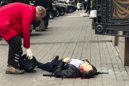 Denis Vornenkov tendido en el suelo tras recibir los disparos.-Alisa Berezutsskaya