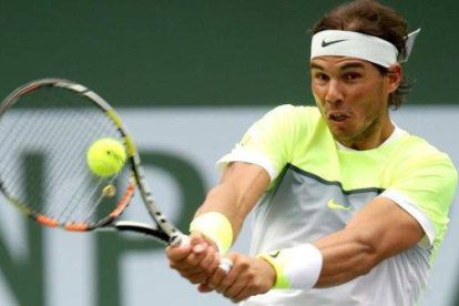 Rafael Nadal devuelve un golpe ante Gilles Simon.-Foto: AFP / MATTHEW STOCKMAN