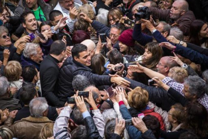 Pedro Sánchez, rodeado de simpatizantes, el pasado noviembre, en el acto de Xirivella.-MIGUEL LORENZO