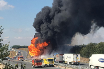 La cisterna ardió rápidamente al prenderse el pentano generando una gran bola de fuego y una espesa nube de humo, que no era tóxico.-ISRAEL L. MURILLO