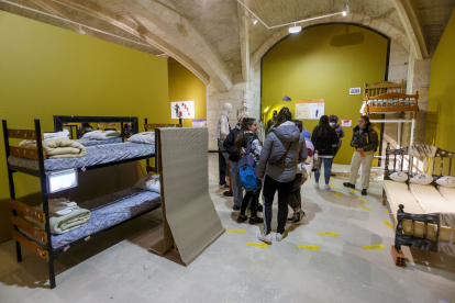 Seis salas recrean un pequeño museo que denuncia la vulnerabilidad de las personas sin hogar, pero también sus ilusiones y esperanzas. A través de 21 piezas, todas ellas creadas por personas sin hogar, se recorre su realidad. FOTOS: SANTI OTERO.