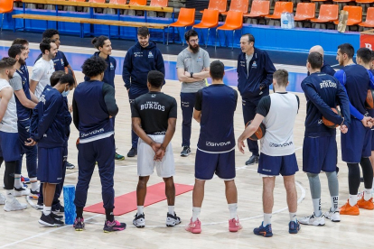 Salva Maldonado haba con sus jugadores en un entrenamiento. SANTI OTERO