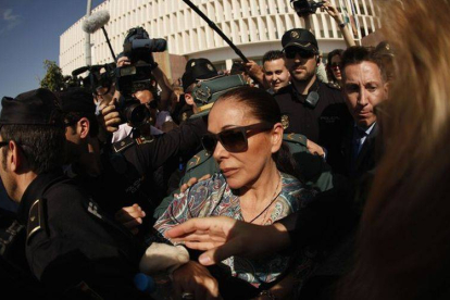 Isabel Pantoja sale de la Audiencia de Málaga, en abril del 2013.-Foto: REUTERS / JON NAZCA