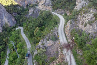 En su caída, la piedra golpeó la carretera en sendas curvas, causando daño en ambos laterales.-ECB