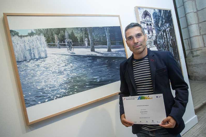 Javier Torices junto a su obra ganadora del el primer premio en el Concurso de Pintura Catedral de Burgos.-SANTI OTERO
