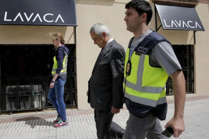 Luis Pineda, presidente de Ausbanc, tras su detención por la Guardia Civil.-JOSE LUIS ROCA