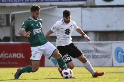 Chevi persigue a un futbolista del Coruxo durante el choque de ayer.-FARO DE VIGO