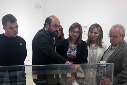 López y Santonja explican el recorrido a los demás representantes políticos.-L. V.